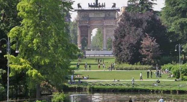 Milano hot, balla nuda nel Parco Sempione davanti alla gente: denunciata