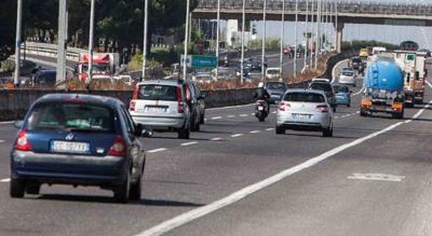 Roma, incidente sul Gra, pullman contro tre auto: un ferito