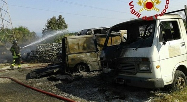 Roma, incendio di sterpaglie in periferia: distrutte anche dieci auto