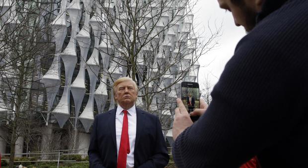 Trump non va a Londra? Il museo delle cere piazza la sua statua in strada. Ed è boom di selfie