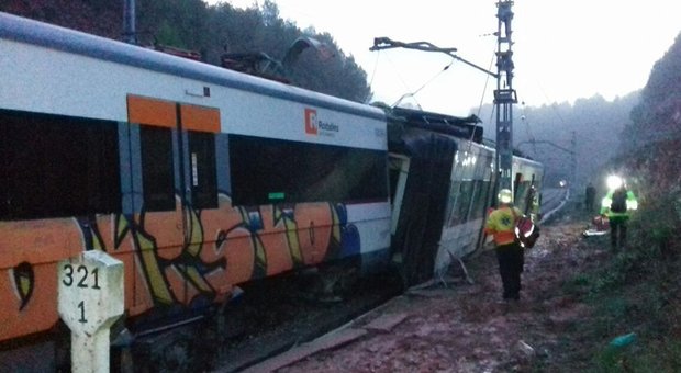 Treno deraglia alle porte di Barcellona: un morto e decine di feriti