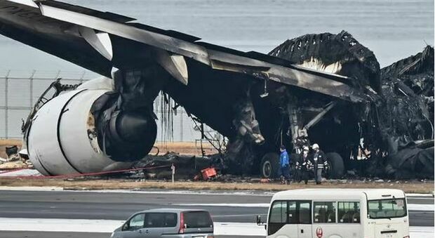 Incidente aereo a Tokyo: come si sono salvati i passeggeri? Equipaggio preparato e niente bagagli a mano: la ricostruzione