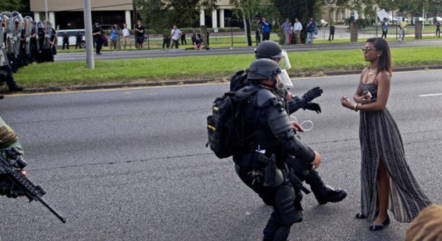 Usa, sola e disarmata davanti ai poliziotti: mamma diventa il simbolo della protesta afroamericana