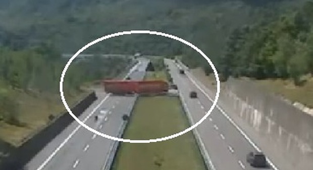 Incredibile sulla A15, camion fa inversione in autostrada: strage sfiorata