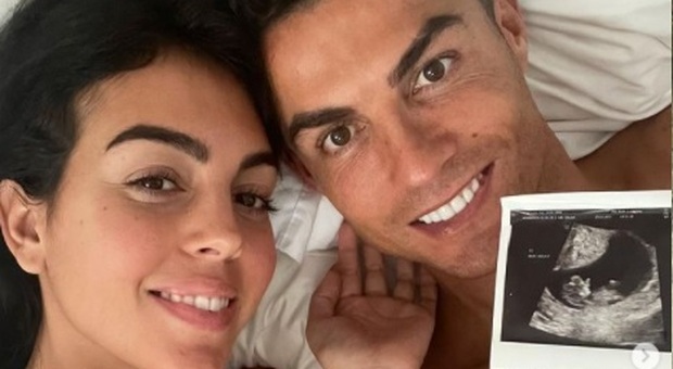 Cristiano Ronaldo, gioia incontenibile in famiglia: l'annuncio del sesso dei due gemellini