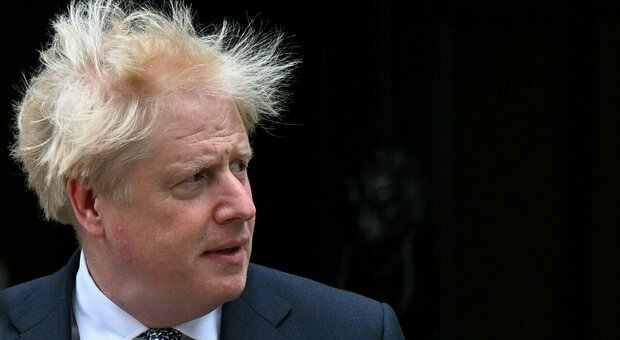 Boris Johnson, l'ex premier confuso quando leggeva i dati sul Covid-19: «Difficile fargli capire i grafici»