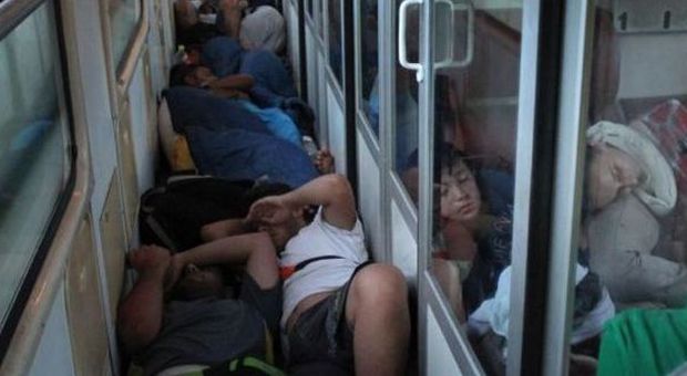 Migranti stipati nei vagoni chiusi, orrore in Ungheria: le foto choc