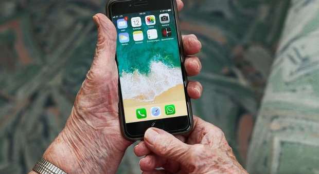 Cosimina, i suoi 83 anni e un telefonino moderno: quella relazione difficile che tiene unita la famiglia