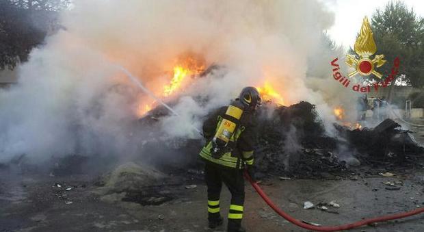 Incendio di sterpaglie: brucia anche officina, distrutte dieci auto