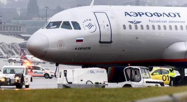 Londra, blitz della polizia su aereo Aeroflot da Mosca appena atterrato. Ira della Russia