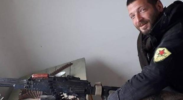 Lorenzo Orsetti ucciso dall'Isis, la disperazione della mamma: «Non so nulla, l'ho sentito al tg»