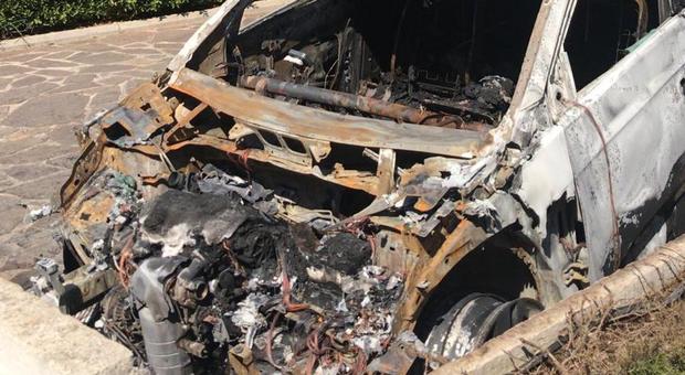 Latina, bruciata l'auto del marito di una consigliera comunale Lbc