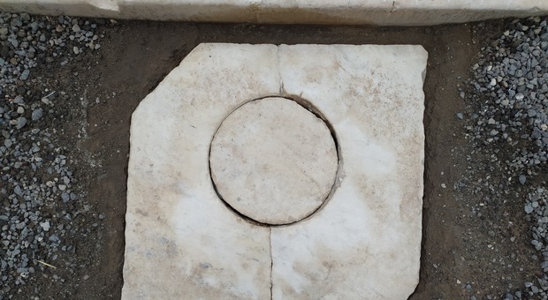 Furto negli scavi di Pompei: rubato un chiusino circolare in marmo