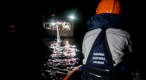 Affonda barca in Sardegna: dispersi due sub di 38 e 35 anni. L'ultimo Sos: «Imbarchiamo acqua, aiutateci»