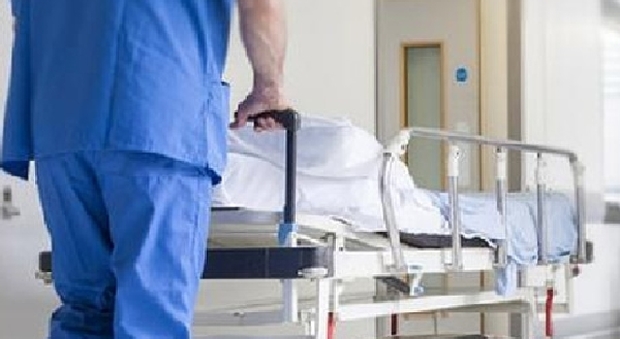 Napoli, paziente muore in ospedale: salma lasciata per ore sulla barella vicino al bagno del Cardarelli