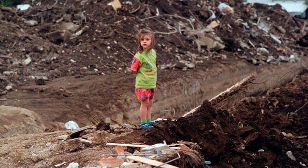 Raffaella Milone nella foto simbolo del disastro di Sarno, scattata 21 anni fa