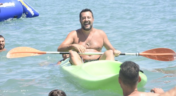 immagine Salvini in canoa a Policoro, bagno di folla e qualche contestazione