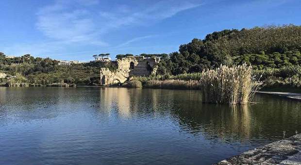 Coronavirus, a pesca nel lago d'Averno: scatta la multa per tre romeni