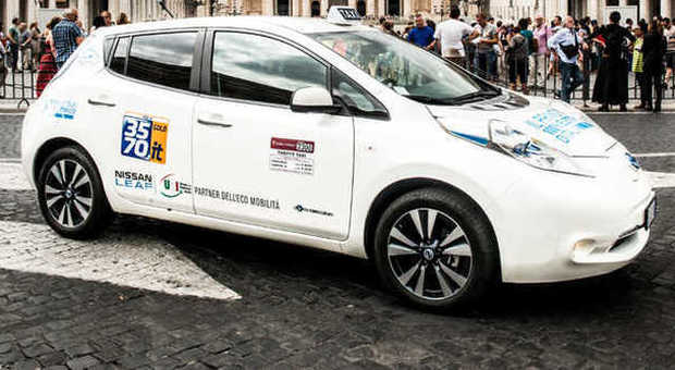 Una Leaf taxi a Piazza San Pietro