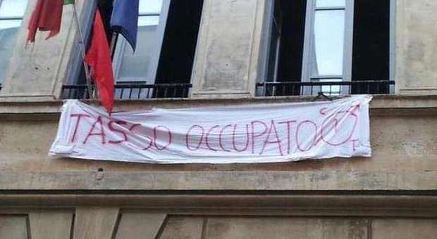 Roma, tensioni e danni nelle scuole: studente aggredito davanti al Tasso occupato