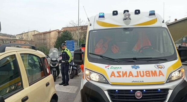 Ancona, incidente con lo scooter lungo l'asse: cade un 19enne trasportato all'ospedale