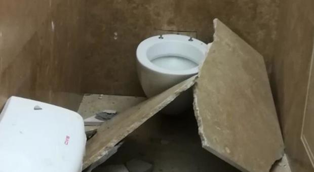 Crolla rivestimento di travertino in un bagno degli Uffizi: turista ferita