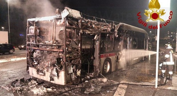 Roma, un altro autobus in fiamme: è il secondo in poche ore