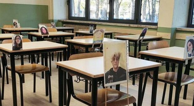 Ravenna, studenti fissano al banco le loro foto: «Così i prof si sentono meno soli»