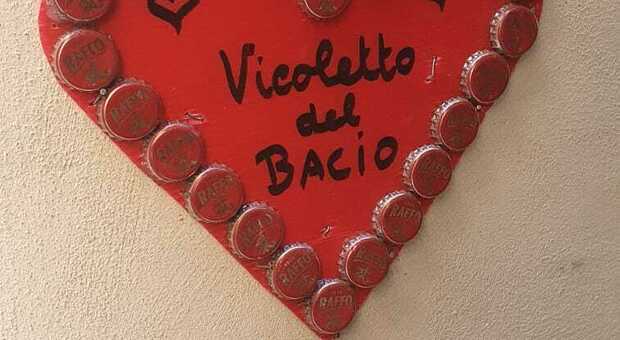 Il vicolo più stretto della Città Vecchia di Taranto diventa la strada degli innamorati per San Valentino