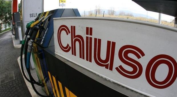 Sciopero dei benzinai dalle 22 di martedì i consumatori chiedono aiuto al governo