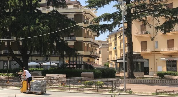 Battipaglia, pedonalizzazione violata via Italia torna strada e parcheggio