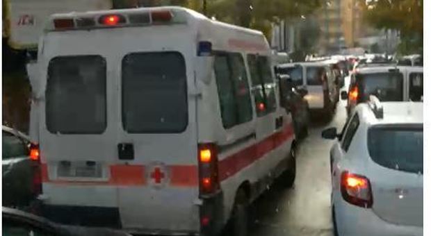 Napoli, ambulanze bloccate e traffico in tilt nella zona ospedaliera