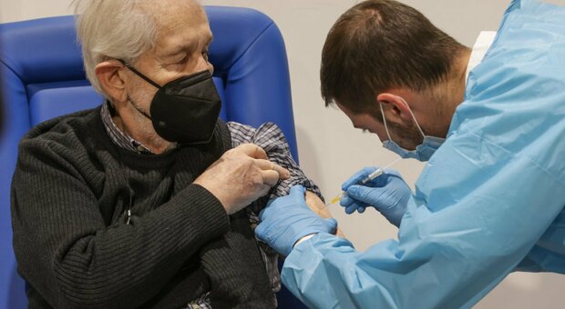 La denuncia: «Campania, nelle aree isolate difficoltà per vaccinare gli anziani»