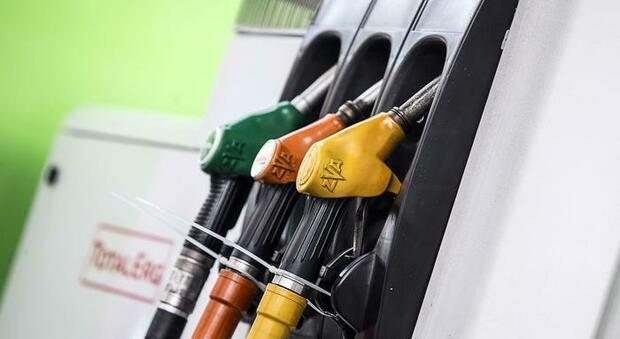 Aumenta il prezzo della benzina, verde ai massimi da due anni: ora è a 1,6 euro