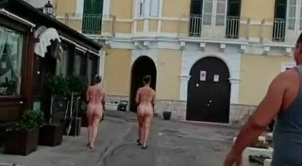 Gallipoli, due turiste girano nude in centro: il video diventa virale