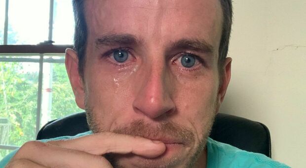 Manager licenzia dipendenti e poi condivide su LinkedIin foto in lacrime: «È colpa mia»