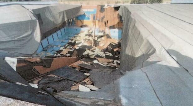 Salento, crolla il tetto della piscina a Trepuzzi: «Anche le travi con inequivocabili segni di cedimento»