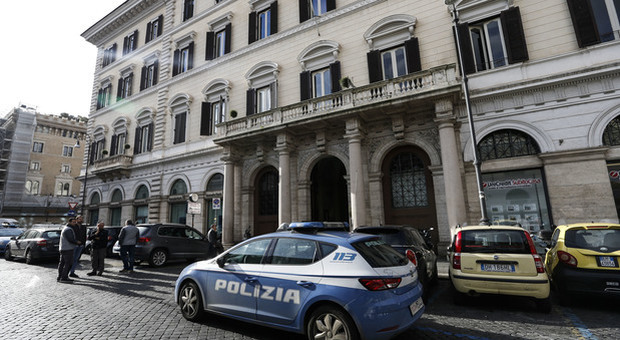 Roma, portiere precipita nella tromba dell'ascensore di un palazzo in centro: morto sul colpo