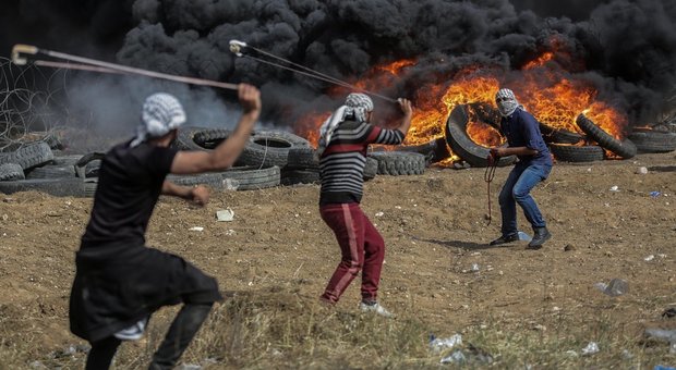 Gaza, scontri al confine con Israele: 170 feriti e intossicati