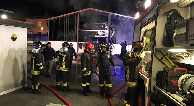Vigili del fuoco ieri sera al lavoro per domare le fiamme nel capannone di Fener di Alano di Piave