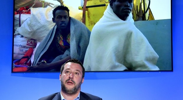 Migranti, il tribunale dei ministri scagiona Salvini: «È lo Stato che ha registrato la nave quello che va contattato»