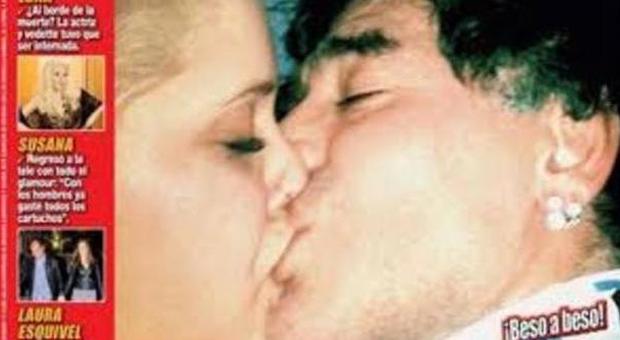 Maradona, baci hot con una bionda La nuova fiamma è una showgirl locale