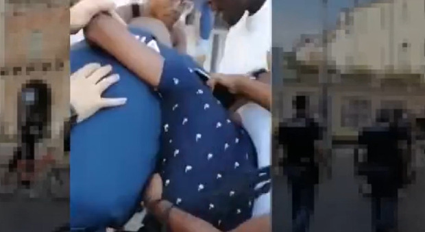 Giovane cubano deride gli agenti in piazza, gli amici lo aiutano e accusano: «Preso per il collo»