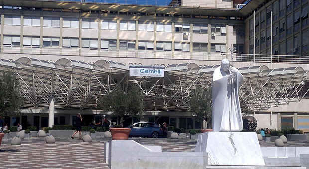 Covid, l'ingresso dell'ospedale Gemelli
