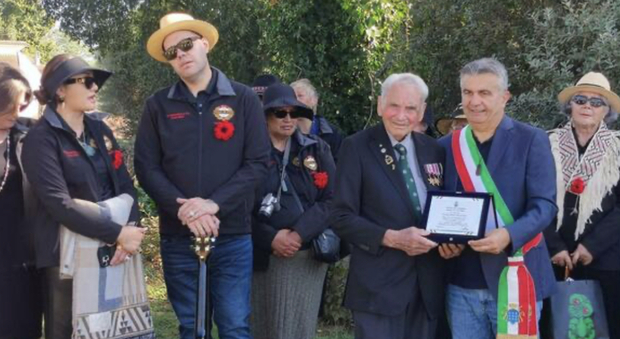 sindaco Cassino consegna targa a un reduce di guerra