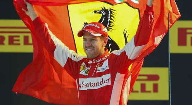 Sebastian Vettel con la bandiera Ferrari sul podio di Monza