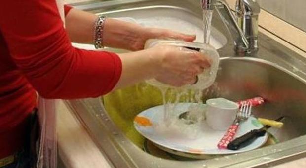 Lavare i piatti e pulire la cucina aiutano a perdere peso