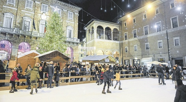 Macerata, il Covid cancella la pista di pattinaggio: in piazza solo luminarie e albero di Natale