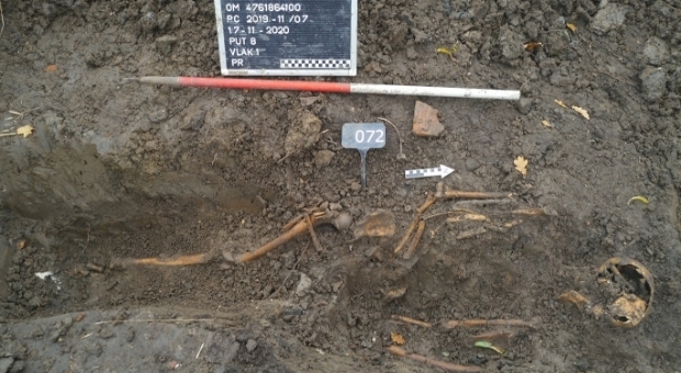 Scoperta nei Paesi Bassi una misteriosa fossa comune con 20 scheletri medievali