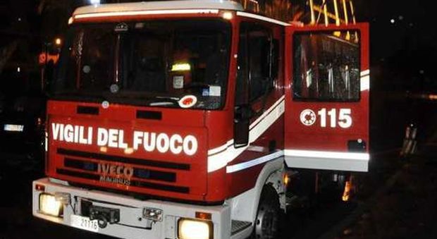 Pesaro, l'auto prende fuoco mentre è in moto: paura per due ragazzi